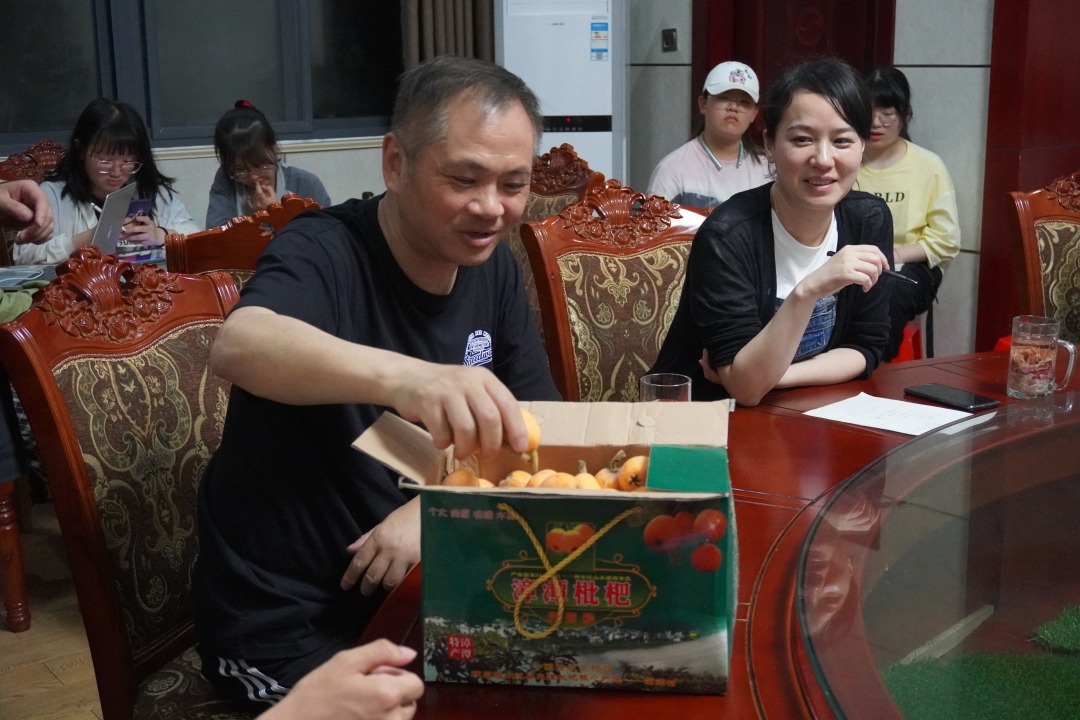 朱老师发枇杷.JPG 朱老师发枇杷.JPG